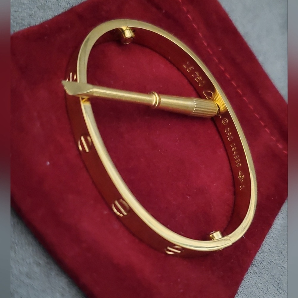 Luxury Stainless steel Bangle 18k gold plated bracelet with engraving.